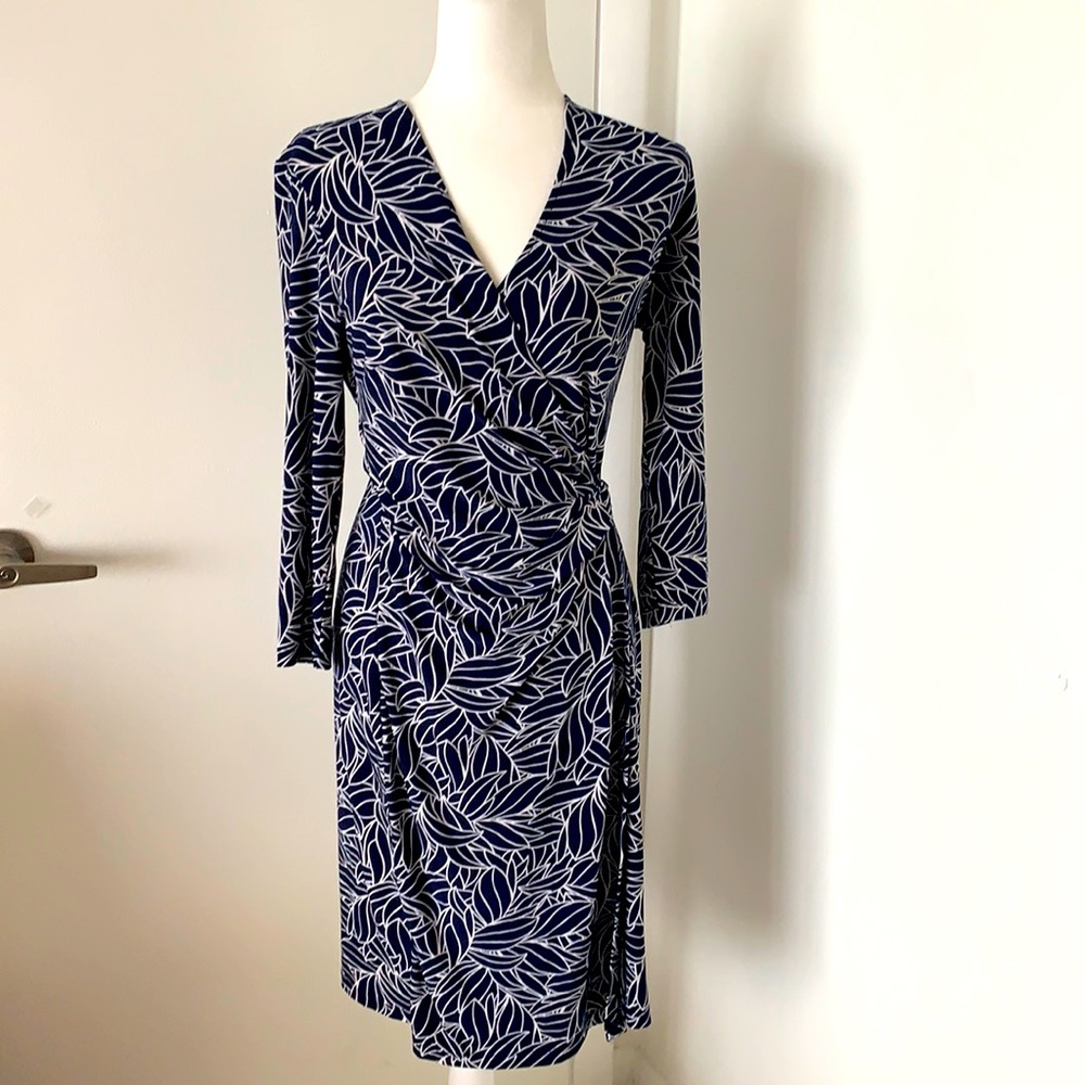 Anne Klein White and Navy Wrap Dress 💙🤍